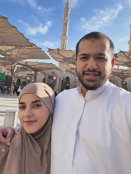 Di foto lainnya, Tasya Farasya terlihat anggun tertutup mengenakan abaya dan hijab cokelat. [Foto: Instagram/tasyafarasya]