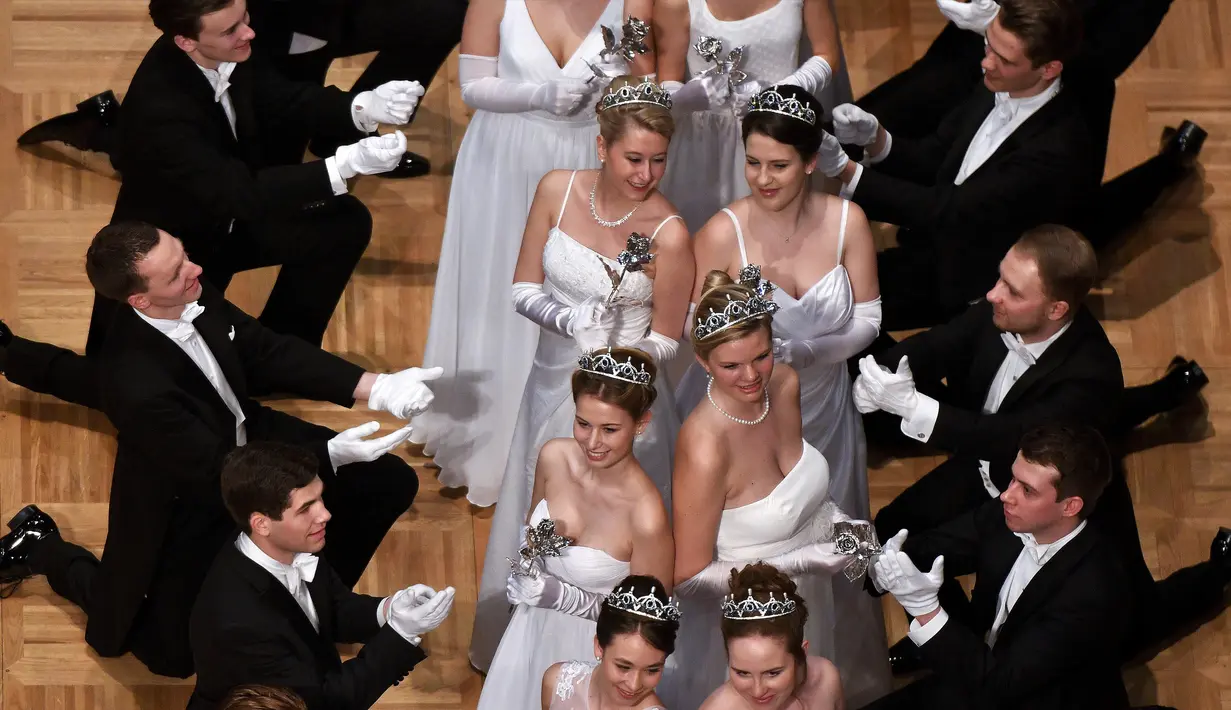 Penari pria saat mengajak pasangannya menari pada pembukaan acara tradisional tahunan Opera Ball di Wina, Austria, Kamis (23/2). Uniknya dalam acara Opera Ball ini para peserta diwajibkan mengenakan pakaian pengantin. (HERBERT NEUBAUER/APA/AFP)