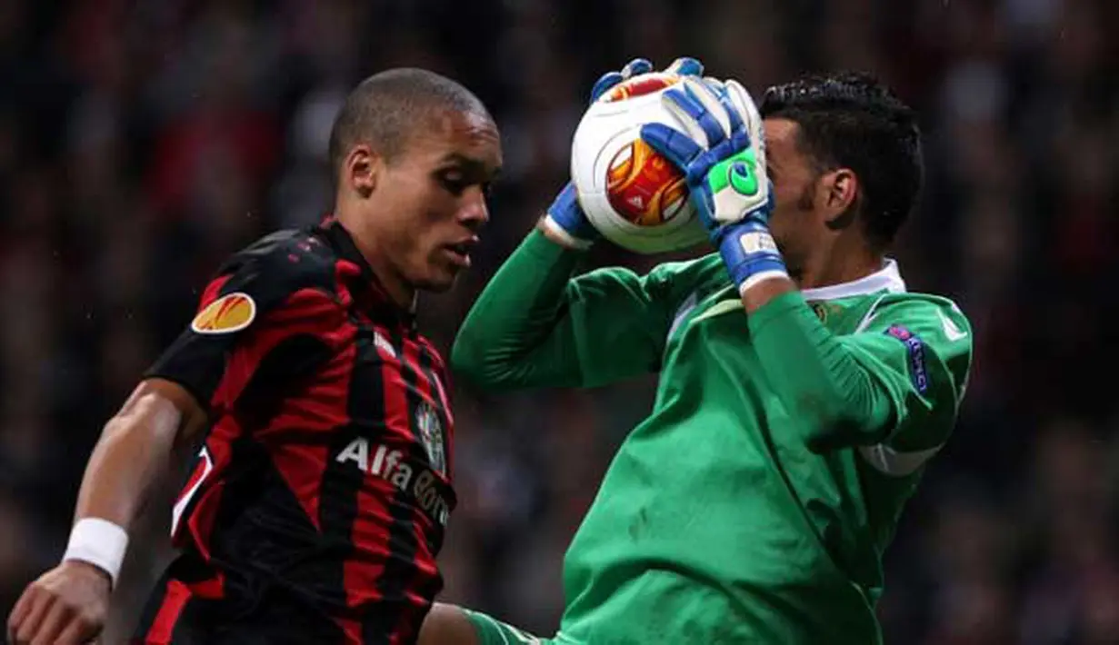 Tel Aviv Juan Pablo (kanan) berhasil mengamankan bola dari Frankfurt Anderson Soares de Oliveira (kiri) pada Liga Eropa Grup F pertandingan sepak bola antara Eintracht Frankfurt vs Maccabi Tel-Aviv FC di Frankfurt am Main, Jerman Tengah (24/10/13). (AFP/D
