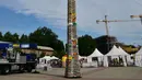 Sebuah menara yang terbuat dari 580.000 lego berhasil menjadi menara lego tertinggi di dunia, Itali, Minggu (21/6/2015).  Menara lego ini masuk dalam Guinness World Record. (AFP Photo/Giuseppe Cacace) 
