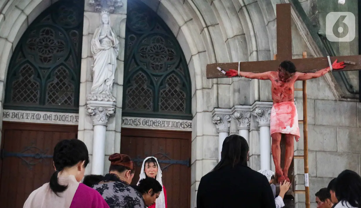 Jalan Salib dilakukan secara berkelompok dan diselingi nyanyian kisah sengsara serta berarak layaknya mengiringi Yesus yang memanggul salib ke puncak Golgota. (Liputan6.com/Herman Zakharia)