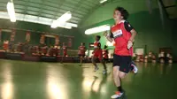 Peserta Audisi Djarum Beasiswa Bulutangkis 2015 menjalani tes fisik di GOr Djarum, Kudus, Minggu (6/9/2015). (Bola.com/Arief Bagus)