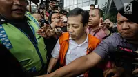 Tersangka kasus korupsi e-KTP Setya Novanto usai menjalani pemeriksaan kembali di Gedung KPK, Jakarta, Kamis (30/11). Setnov diperiksa oleh Mahkamah Kehormatan Dewan (MKD) DPR RI terkait dugaan pelanggaran kode etik. (Liputan6.com/Faizal Fanani)