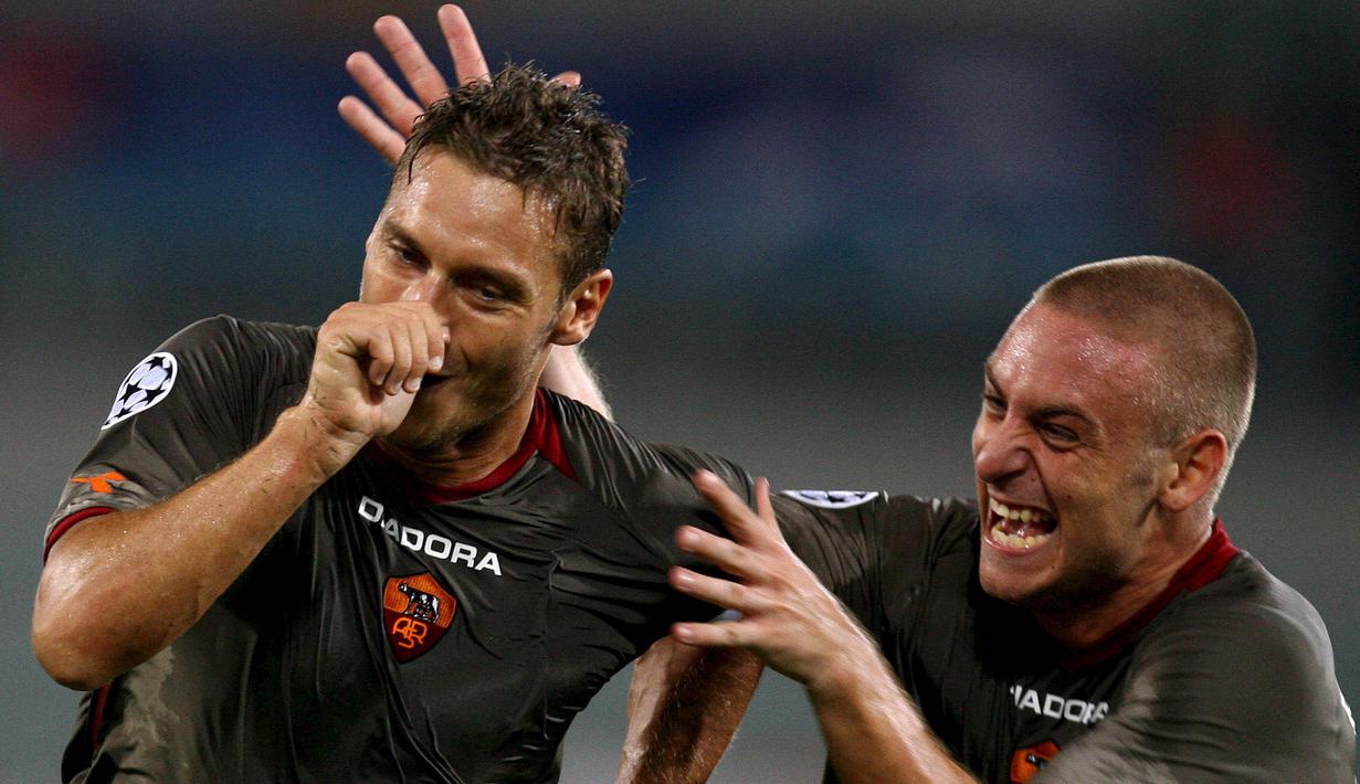 Kapten AS Roma, Francesco Totti, bersama Daniele De Rossi merayakan gol yang dicetaknya ke gawang Shakhtar Donetsk pada laga Liga Champions di Stadion Olimpico, Roma, Selasa (12/9/2006). (EPA/Ettore Ferrari)