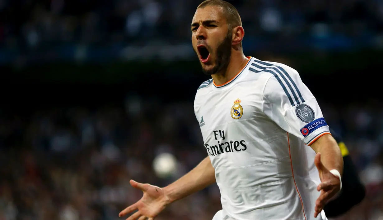 Penyerang Real Madrid, Karim Benzema, merayakan golnya ke gawang Bayern Munich pada laga pertama semifinal Liga Champions di Stadion Santiago Bernabeu, Madrid, Spanyol (24/4/2014). (REUTERS/Michael Dalder)