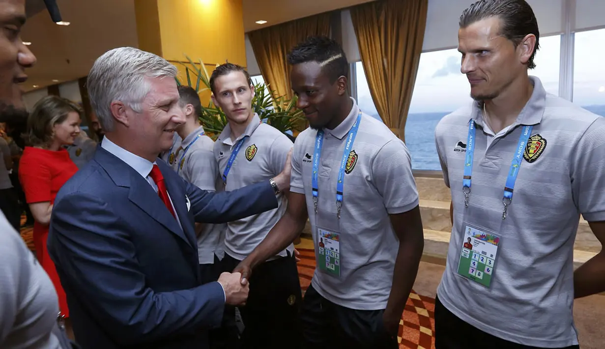 Raja Philippe menyalami satu persatu pemain Timnas Belgia usai menyaksikan langsung Daniel Van Buyten (kanan) dkk berlaga melawan Rusia di Stadion Maracana, Rio de Janeiro, Brasil, (23/6/2014). (REUTERS/Yves Herman) 