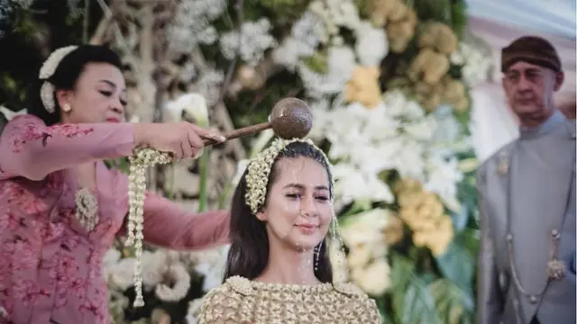 Paula Verhoeven jalani siraman (Istimewa)