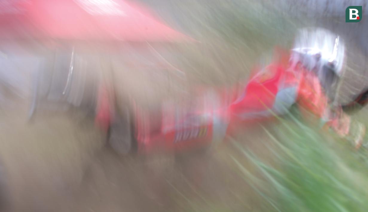 Seorang pemabalap terjatuh saat beraksi di Honda Dream Cup 2025 di Sirkuit Multifungsi Dispora Sumut Jl. Pancing Medan, Minggu (18/5/2025). (Bola.com/M Iqbal Ichsan)