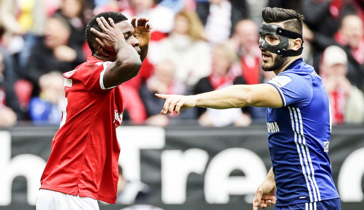 Duel Jhon Cordoba (kiri),Mainz dengan Sead Kolasinac, FC Schalke 04 saat berlaga di Bundesliga (19/3/2017) lalu. (EPA/Armando Babani)