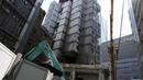 Tim pembongkaran mulai merobohkan Menara Kapsul Nakagin, bangunan ikonik yang dirancang arsitek Jepang Kisho Kurokawa pada tahun 1972, di distrik Ginza Tokyo, Selasa (12/4/2022). Pekerjaan pembongkaran menara yang terdiri dari 140 unit kapsul tersebut dimulai Selasa. (AP Photo/Eugene Hoshiko)