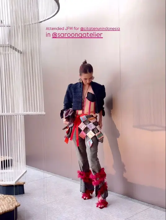 Yuki melengkapi penampilannya dengan aksesori anting besar berbentuk bunga yang memberikan sentuhan feminin, serta tas berwarna cokelat gelap yang elegan.  Gaya ini mencerminkan keberaniannya dalam bereksperimen dengan kombinasi elemen tradisional dan modern, menjadikannya salah satu penampilan paling memukau di JFW.  [@yukikt].