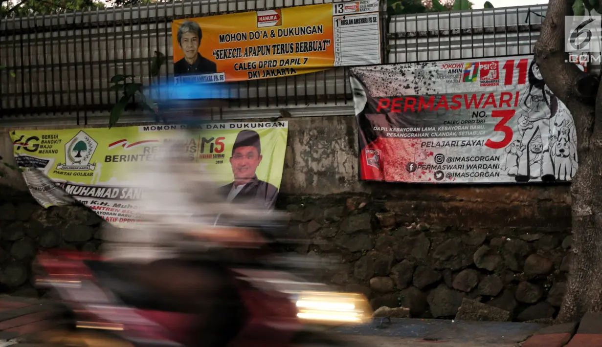 Spanduk-spanduk calon legislatif (caleg) terpampang di sepanjang Jalan Bintaro Permai, Jakarta, Kamis (3/1/2019). Penempatan spanduk di pagar-pagar trotoar dan dinding bengunan membuatnya terlihat semrawut. (Liputan6.com/JohanTallo)