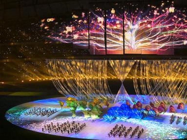 Para penampil ambil bagian dalam upacara pembukaan Pesta Olahraga Asia Tenggara (SEA Games) ke-32 di Stadion Nasional Morodok Techo di Phnom Penh pada Jumat 5 Mei 2023. (MOHD RASFAN/AFP)