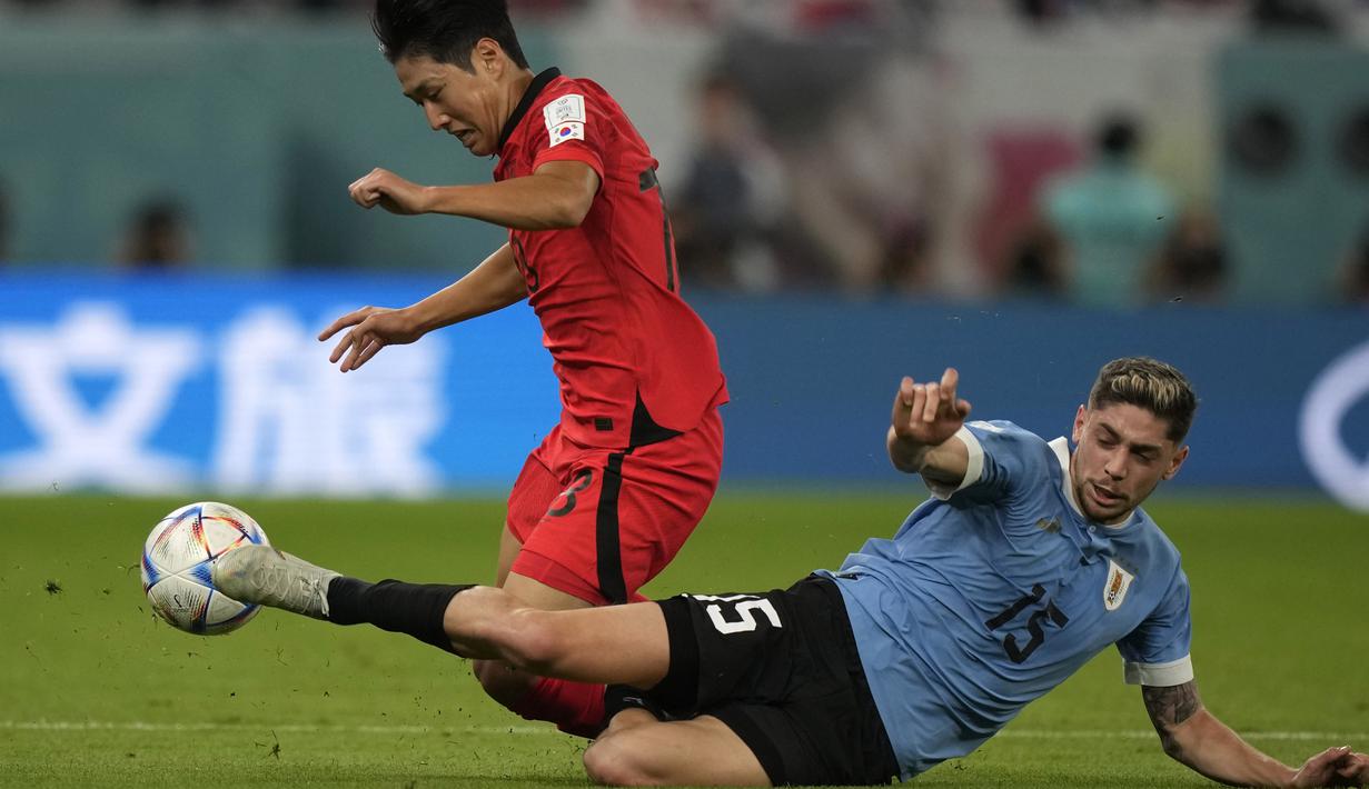 Pemain Uruguay yang juga menjadi tumpuan Real Madrid musim ini, Federico Valverde bahkan harus turun membantu pertahanan untuk menghalau laju penyerang Korea Selatan, Lee Kang-in. (AP Photo/Frank Augstein)