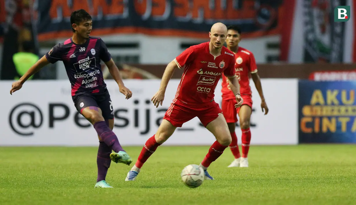 Pemain Persija Jakarta, Michael Krmencik (kanan) berebut bola dengan pemain Rans Nusantara FC pada laga persahabatan antara Persija Jakarta menghadapi Rans Nusantara FC di Stadion Wibawa Mukti, Cikarang, Sabtu (16/7/2022). (Bola.com/M Iqbal Ichsan)