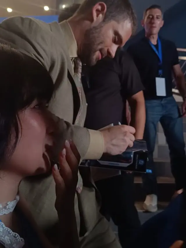 David Corenswet menandatangani memorabilia penggemar. (Ratnaning Asih Liputan6.com)