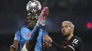 Striker Napoli, Victor Osimhen (kiri) mengontrol bola saat menghadapi AC Milan pada laga leg kedua perempatfinal Liga Champions 2022/2023 di Diego Armando Maradona Stadium, Naples (18/4/2023). Victor Osimhen menjadi salah satu sosok di balik penampilan impresif Napoli musim ini. Hingga kini telah 26 gol dan 5 assist dicetaknya di semua ajang dan berpeluang membawa Napoli menjuarai Serie A musim ini. Terikat kontrak hingga 2025, ia dibanderol 150 juta euro bagi klub peminat. (LaPresse Via AP Photo/Alessandro Garofalo)