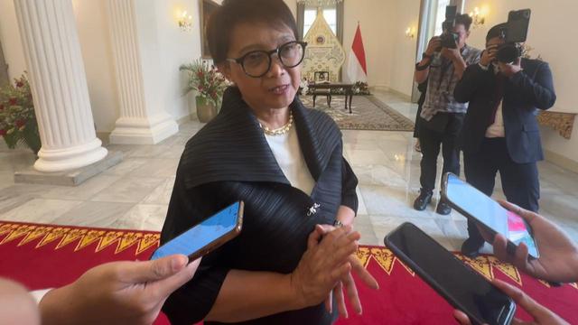 Menteri Luar Negeri RI Retno Marsudi menerima penghargaan dari pemerintah Palestina melalui Utusan Khusus Presiden Palestina, Riyad Al Maliki di Gedung Pancasila, Jakarta, Senin (19/8/2024). (Liputan6/Benedikta Miranti)