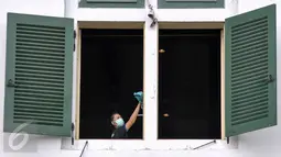  Pekerja Go Clean membersihkan jendela Museum Fatahillah Kota Tua, Jakarta, (22/8). Peringati HUT Kemerdekaan, mereka gelar aksi membersihkan tempat sejarah. (Liputan6.com/Yoppy Renato)