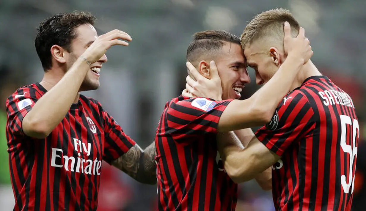 Para pemain AC Milan merayakan gol yang dicetak oleh Ismael Bennacer ke gawang Bologna pada laga Serie A di Stadion San Siro, Sabtu (18/7/2020). AC Milan menang dengan 5-1 atas Bologna. (AP/Luca Bruno)