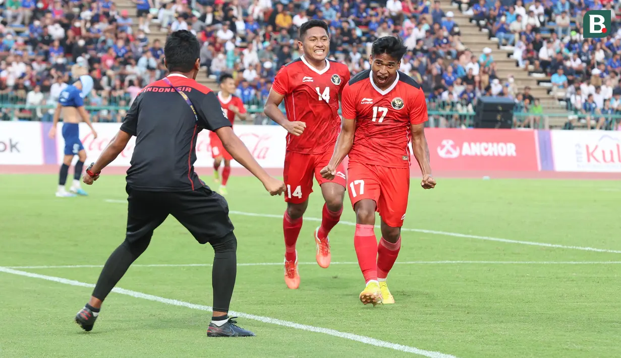 <p>Selebrasi striker Timnas Indonesia U-22, Irfan Jauhari (kanan) setelah mencetak gol kedua Timnas Indonesia U-22 ke gawang Filipina pada laga pertama Grup A SEA Games 2023 di Olympic Stadium, Phnom Penh, Kamboja, Sabtu (29/4/2023). (Bola.com/Abdul Aziz)</p>