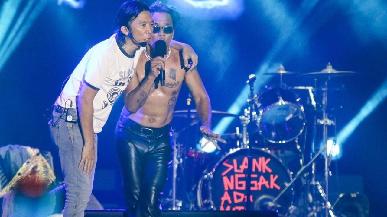 Selain itu, penampilan Slank juga sukses membuat penonton larut dengan lagu-lagunya. Foto: Liputan6.com / Herman Zakharia