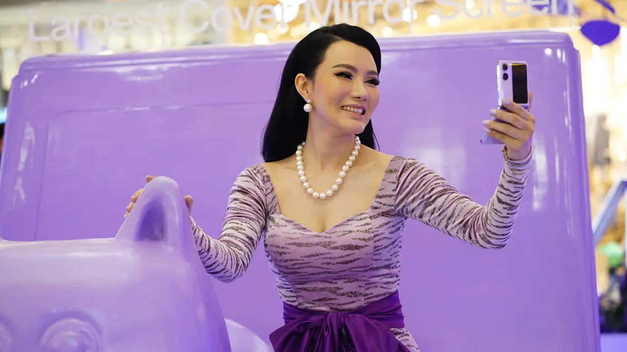 Sejumlah sosialita menggunakan Oppo Find N2 Flip di pop-up store Oppo di Pakuwon Mall, Surabaya. Dok: Oppo Indonesia