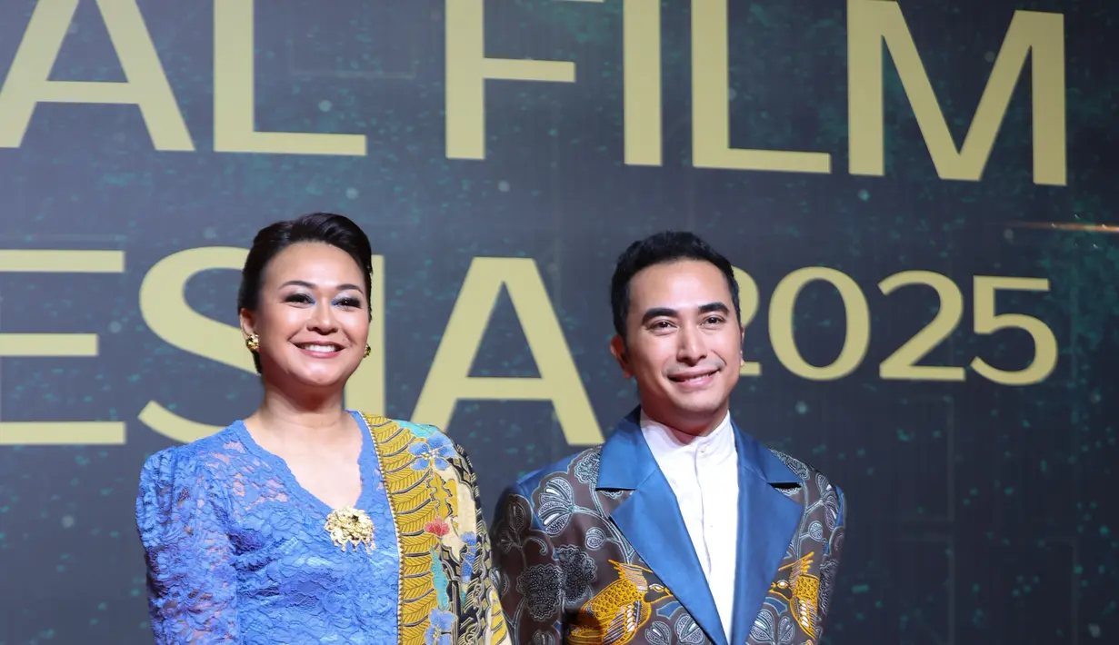 Istri Winky Wiryawan, Kenes Andari, tampil anggun dengan kebaya brukat biru muda. Dipadu dengan kain batik yang senada dengan Winky sebagai seledang bahu dan bawahan [Budi Santoso]
