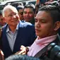 Mantan Perdana Menteri Najib Razak tiba di kantor Komisi Anti-Korupsi Malaysia (MACC) untuk menjalani pemeriksaan di Putrajaya, Selasa (22/5). Tersenyum santai, Najib Razak memasuki gedung MACC dengan pengawalan ketat petugas keamanan. (AP/Sadiq Asyraf)