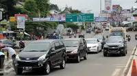 Sejumlah kendaraan mengarah menuju tol Ciawi menuju Jakarta di persimpangan Gadog, Bogor, Kamis (31/12/2015). Diperkirakan arus lalu lintas di Gadog mengalami kepadatan pada malam hari terkait perayaan tahun baru 2016. (Liputan6.com/Helmi Fithriansyah)