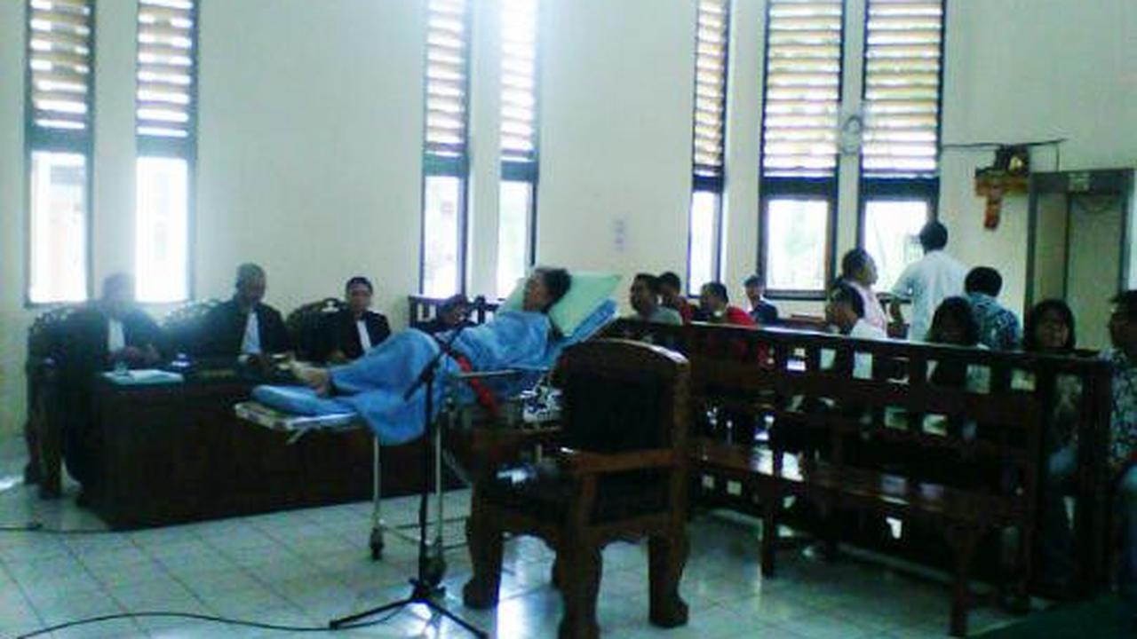 Nenek 77 tahun ini disidang bak Mubarak