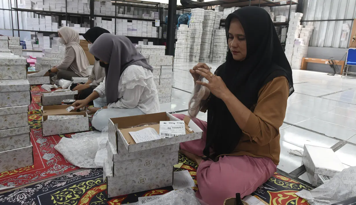 Untuk diketahui, melemahnya nilai rupiah bisa membuat pengusaha yang bertransaksi impor mengalami kerugian. (merdeka.com/Arie Basuki)