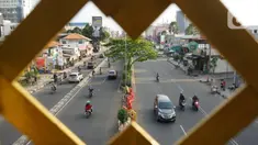 Suasana arus lalu lintas di Jalan Margonda Raya, Depok, Rabu (15/1/2020). Wakil Walikota Depok Pradi Supriatna mengatakan rencana revitalisasi jalur sepeda di Jalan Margonda akan dimulai pada 2020 sebagai upaya memberi ruang pesepeda serta mengurangi polusi udara. (Liputan6.com/Immanuel Antonius)