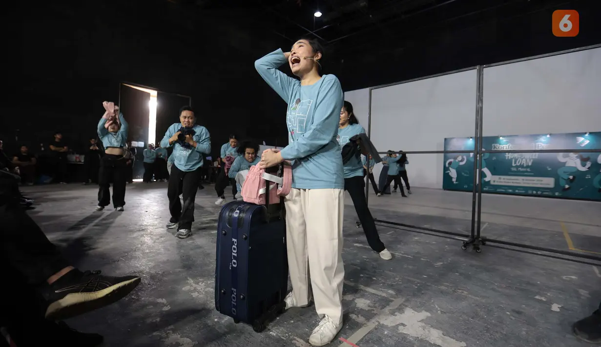 Sejumlah pemeran Home Sweet Loan The Musical berlatih adegan bersama di Jakarta, Senin (14/9/2026), menjelang pementasan di Graha Bhakti Budaya, Taman Ismail Marzuki. (KLY/Budy Santoso)