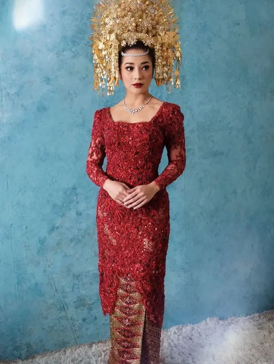 Nikita Willy juga tampil sempurna dalam balutan kebaya megah di acara akad nikahnya. Di foto ini, Nikita Willy memilih kebaya Minang berwrana merah, yang disempurnakan dengan beads dan swarovski senada yang mempercantik penampilannya keseluruhannya ketika mengenakan kebaya ini. Penampilannya dipadu dengan kain bernuansa kemerahan yang serasi. [Foto: Instagram/nikitawillyofficial94]