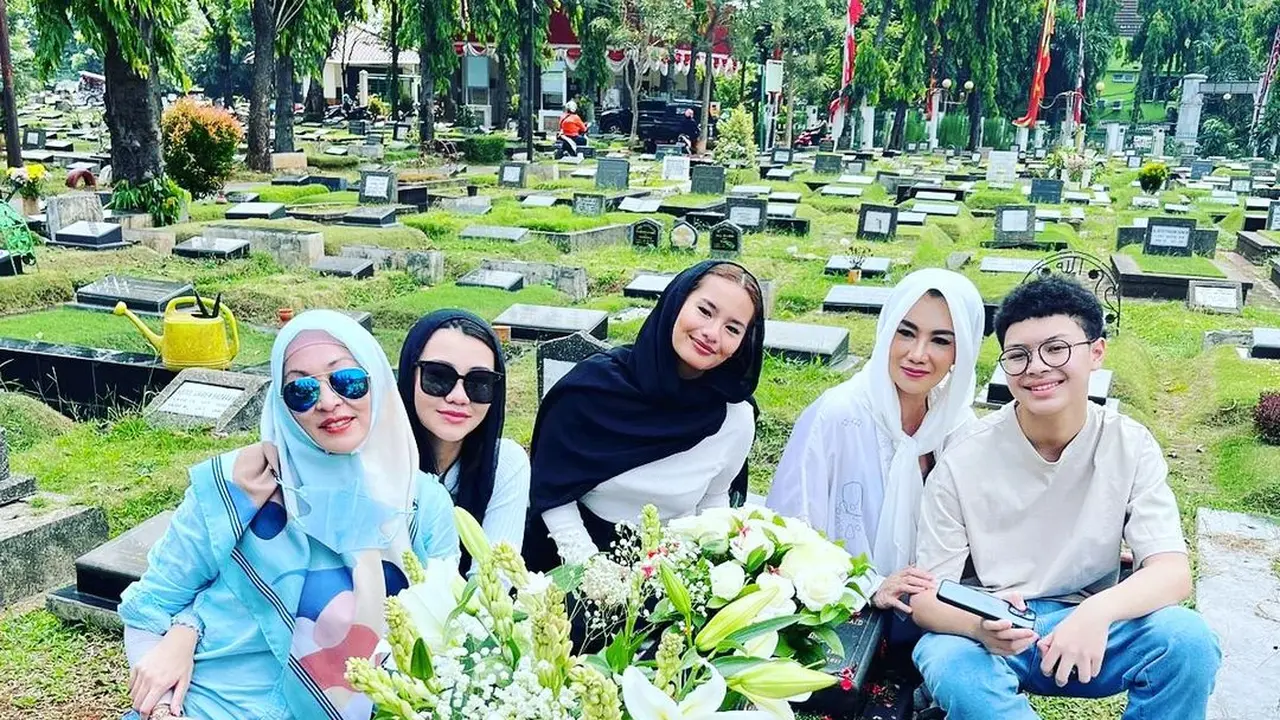 Reza Artamevia dan Angie di makam Adjie Massaid.