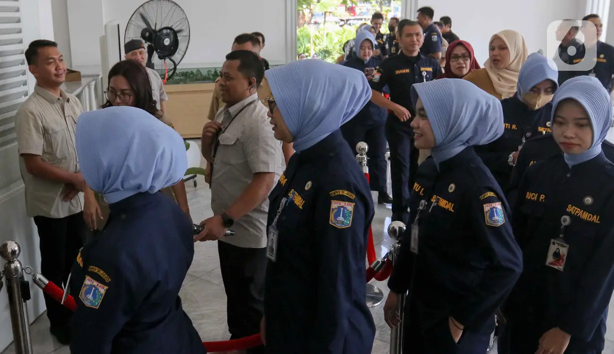 Pemerintah Provinsi (Pemprov) DKI Jakarta menggelar Halal bihalal di hari pertama aparatur sipil negara (ASN) masuk kerja pascalibur Lebaran Idul Fitri 1445 H. (Liputan6.com/Herman Zakharia)