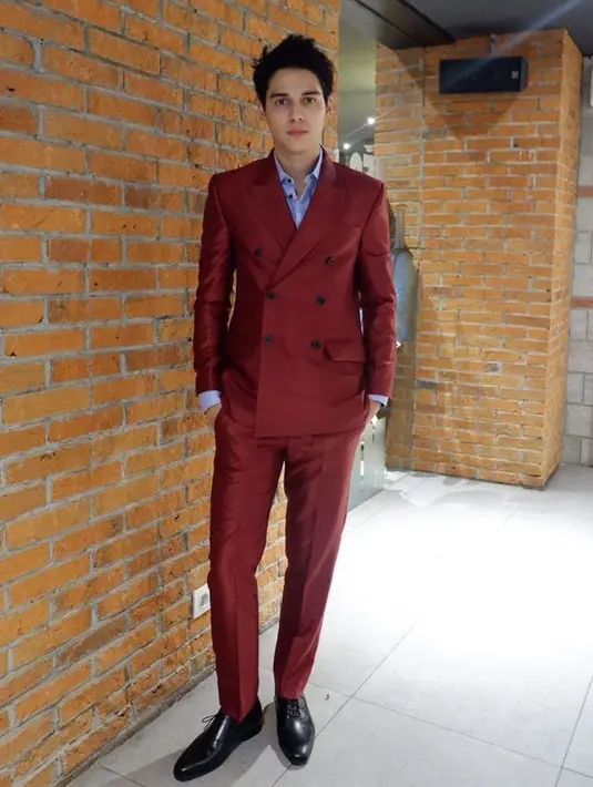 Tampak menawan, Maxime mengenakan setelan jas dengan celana yang berwarna merah senada. Jasnya dikancingkan, memperlihatkan kemeja biru muda yang ia jadikan innerwear. Foto: Instagram.
