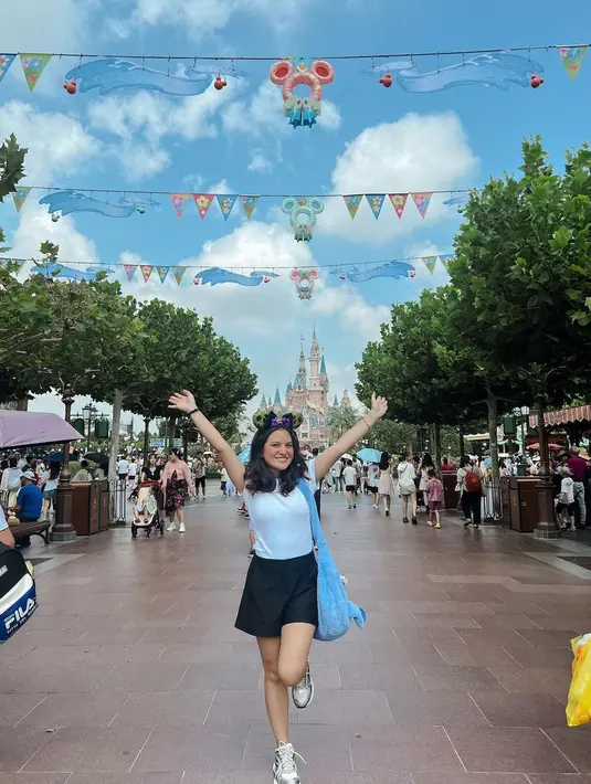 Gaya simpel Marsha Aruan pakai kaus putih lengan pendek dan celana pendek hitam, dengan sneakersnya yang serasi. [Foto: Instagram/aruanmarsha]