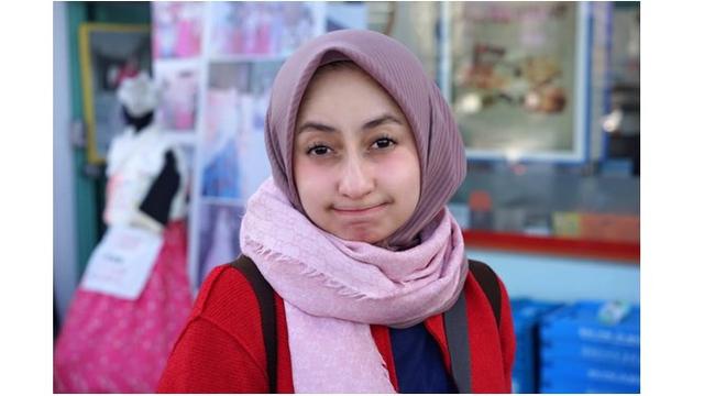 Avi Basalamah juga kerap tampil tidak jaim, kali ini ia berpose dengan wajah yang lucu.