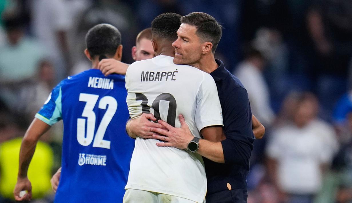 Pelatih Real Madrid, Xabi Alonso, memeluk Kylian Mbappe setelah laga melawan Marseille dalam laga matchday 1 League Phase Liga Champions 2025/2026 di Santiago Bernabeu, Rabu (17/9/2025) dini hari WIB. (AP Photo/Manu Fernandez)