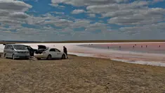 Wisatawan beristirahat di dekat Danau Kobeituz di Kawasan Akmola, Kazakhstan utara (20/6/2020). Danau Kobeituz terkenal dengan warna merah mudanya dan populer di kalangan wisatawan lokal. (Xinhua/Kalizhan Ospanov)