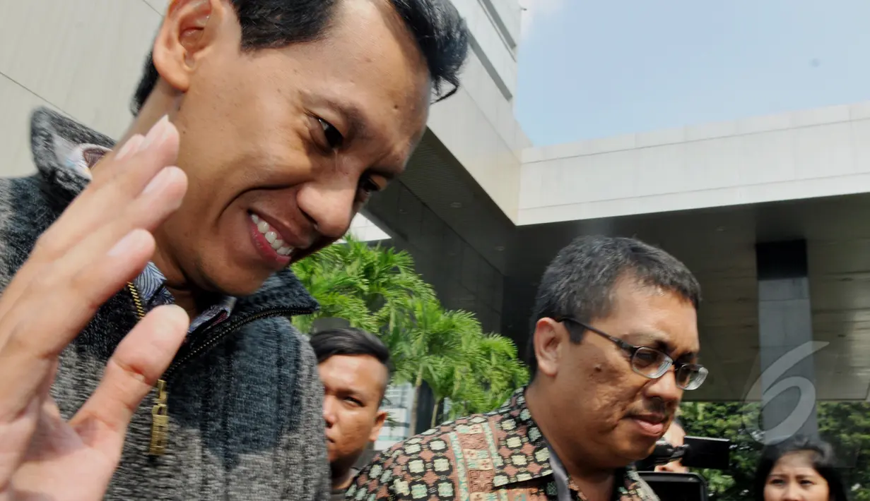 Bupati Tanah Laut Bambang Alamsyah (kiri) usai menjalani pemeriksaan di KPK, Jakarta, Selasa (5/5/2015). Bambang diperiksa sebagai saksi kasus dugaan suap perizinan tambang di Tanah Laut, Kalimantan Selatan. (Liputan6.com/Andrian M Tunay)