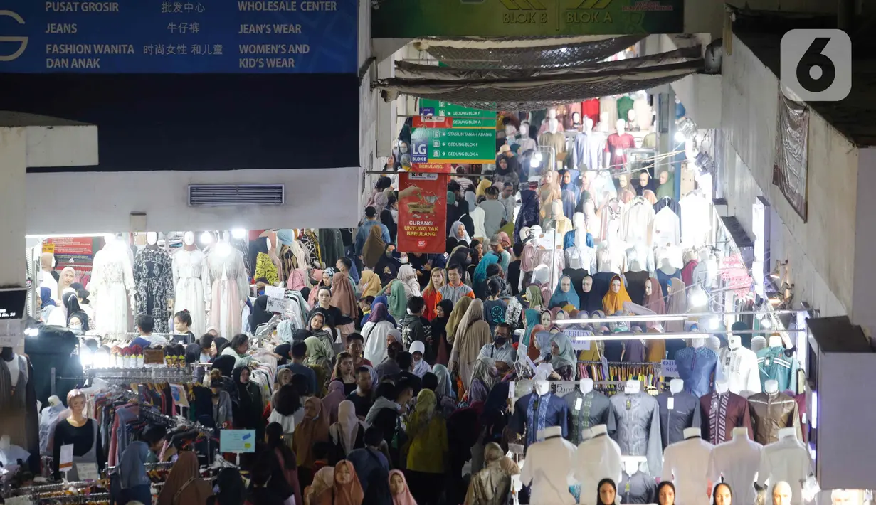 Untuk menarik minat pembeli, sejumlah pedagang memberikan berbagai diskon. (Liputan6.com/Herman Zakharia)
