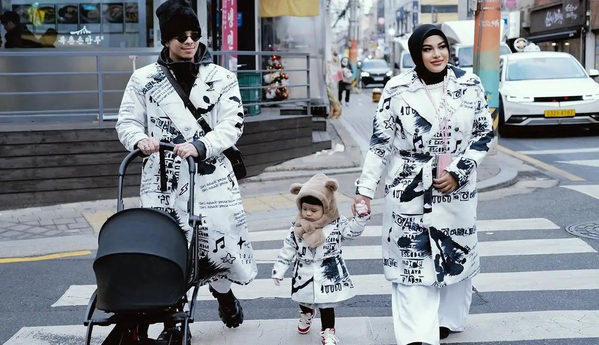 Di potret lain, Ameena terlihat fashionable berbalut coat putih hitam yang jadi seragam keluarga [@ameenaatta]