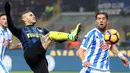 Pemain Inter, Mauro Icardi (kiri) bersaing menempati peringkat pertama pencetak gol terbanyak Serie A Italia, hingga pekan ke-22 Mauro Icardi telah mengoleksi 15 gol. (EPA/Matteo Bazzi)