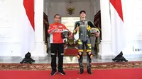 Presiden Joko Widodo berfoto dengan pembalap Mooney VR46 Racing Team, Luca Marini di Istana Merdeka, Jakarta, Rabu (16/3/2022). Para pembalap datang dengan memakai setelah baju khusus balap motor yang akan dipakai dalam Grand Prix Indonesia di Mandalika pada 20 Maret 2022 (Lukas - Biro Pers/Setpres)