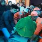 Gubernur DKI Anies Baswedan menggotong keranda jenazah petugas kebersihan yang menjadi korban tabrak lari di Pasar Rebo. (Facebook Anies Baswedan)