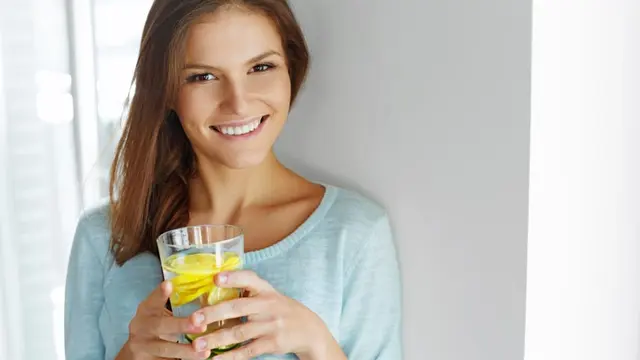 Ini Waktu Terbaik untuk Minum Air Lemon (Puhhha/shutterstock)