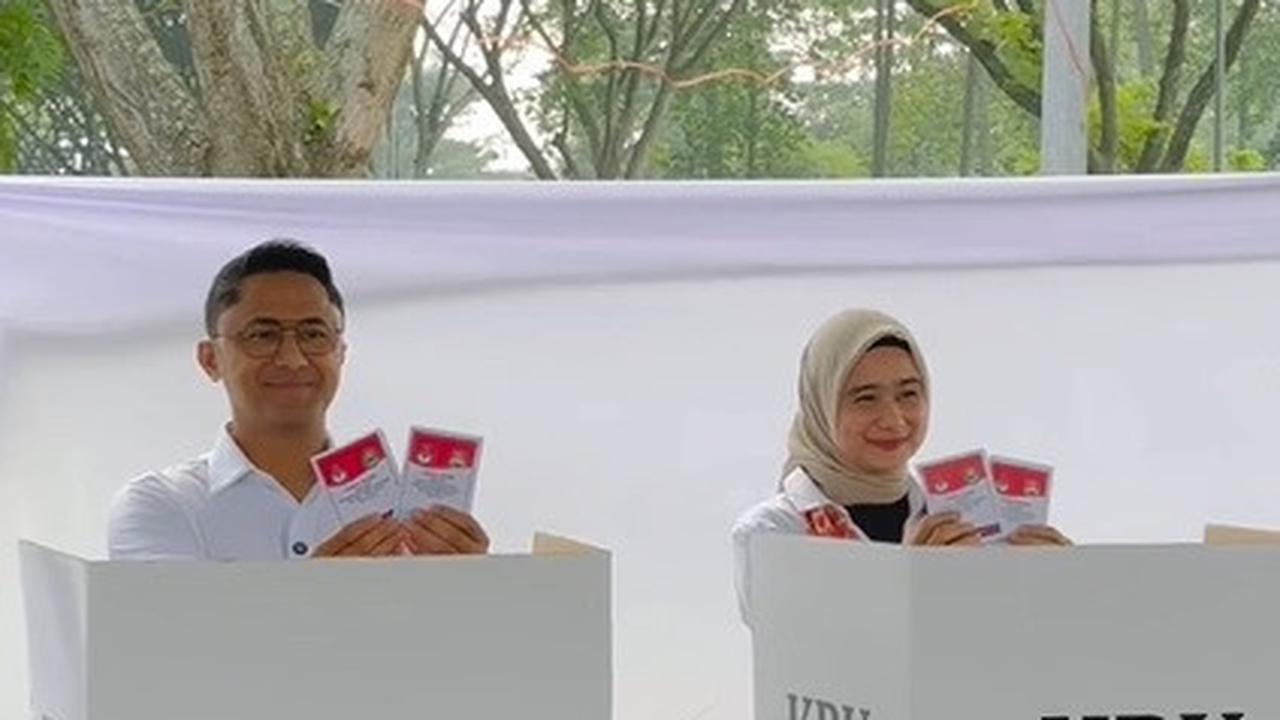 Sonya Fatmala Dampingi Hengky Kurniawan Nyoblos, Ajak Warga Bandung Barat Gunakan Hak Pilih